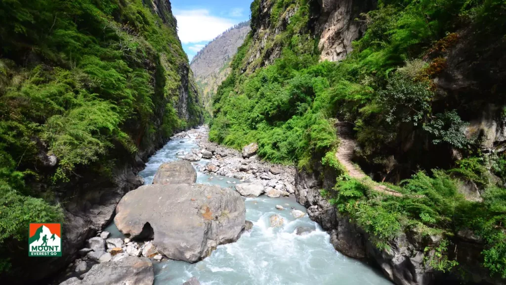 Manaslu circuit trek with tsum Valley